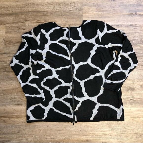 Lane Bryant Black & Gray Animal Pattern Sweater, Zips in back, size 18/20 - Picture 4 of 6